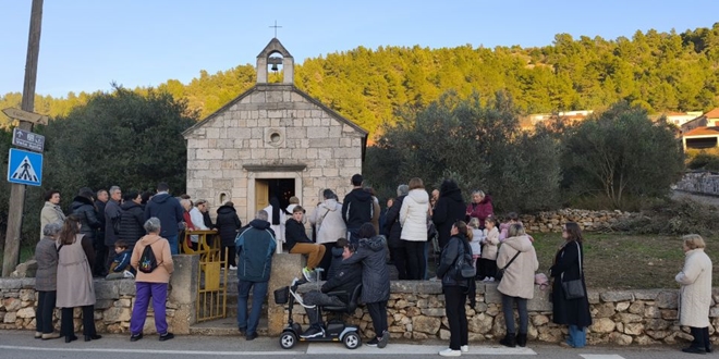 FOTOGALERIJA Vjernici ispunili crkvicu Gospe od Začeća na blagdan Bezgrešnog začeća u Veloj Luci