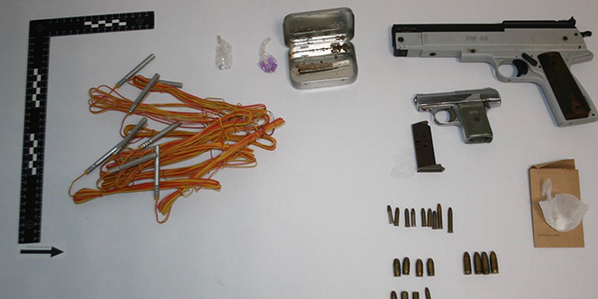 Imotska policija oduzela ilegalni pištolj, detonatorske kapsile i drogu