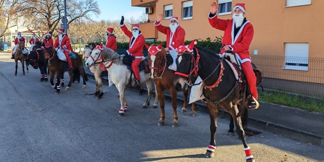 Vesela Konjička karavana Djeda Božićnjaka razveselila Sinj uoči blagdana sv. Lucije