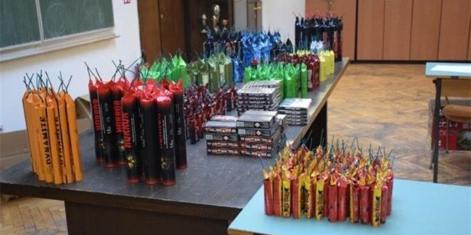 Policija pronašla u autu više od 1500 komada pirotehnike i drogu!