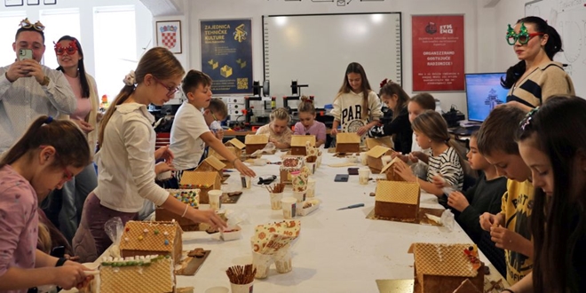 Mala škola arhitekture u blagdanskom ruhu: Djeca izrađivala božićne kućice od medenjaka