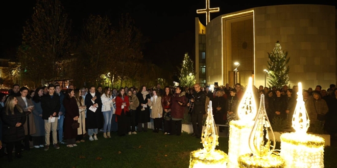 ZAPALJENA TREĆA ADVENTSKA SVIJEĆA 'Širimo nadu i prenosimo radost na sve oko nas'