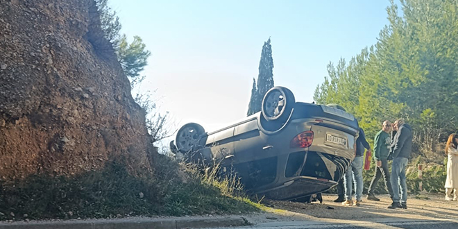 PROMETNA U MIMICAMA Auto sletjelo s ceste i završilo na krovu