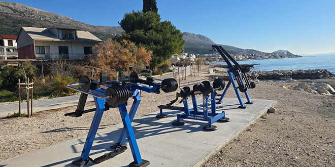 FOTO Novo vanjsko vježbalište u Grljevcu upotpunjuje rekreacijsku zonu uz obalnu šetnicu u Podstrani