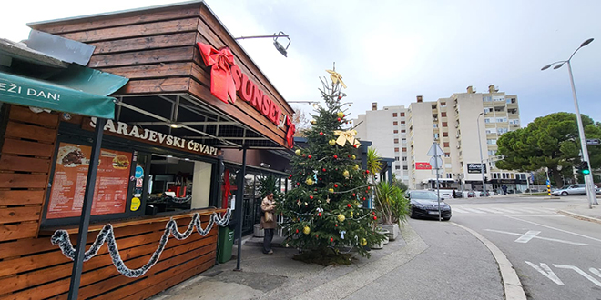 VIDEO Vlasnik fast fooda okitio jelku na Splitu 3 i unio blagdanski duh u kvart