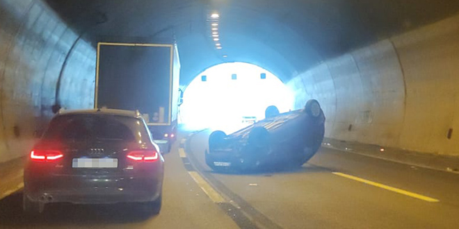 FOTO/VIDEO Vozilo se prevrnulo u tunelu na brzoj cesti Solin-Klis, jedna osoba prevezena u bolnicu