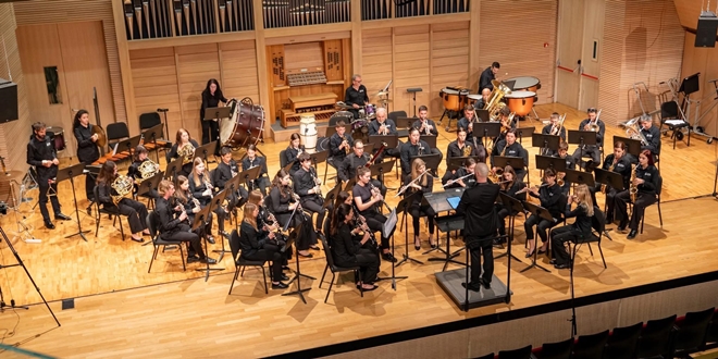 Malo drugačiji adventski koncert ispred Doma mladeži u Bolu