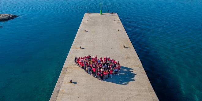 Održana Božićna utrka u Biogradu: Nastup mažoretkinja, milenijska fotografija i prekrasno vrijeme obilježili četvrto izdanje