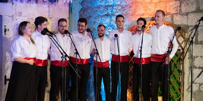 Klapa Dežgracija priređuje božićni koncert u Crkvi Svetog Križa u Varošu
