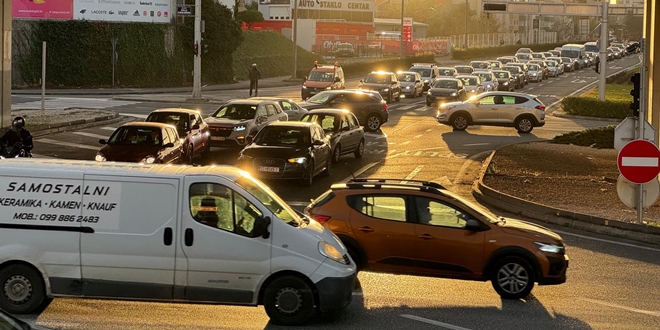 FOTO/VIDEO: UOČI BLAGDANA Promijenili režim na semaforu, umjesto rasterećenja Poljičke dobili veću gužvu
