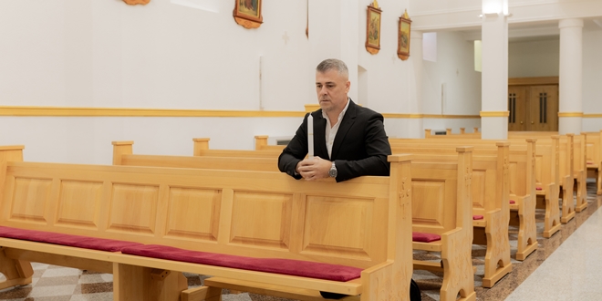 Josip Ivančić emotivnom pjesmom 'Krštenje' dirnuo srca: Moćna posveta obitelji, korijenima i povratku domu