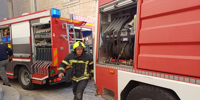 FOTO/VIDEO Požar u trogirskoj gradskoj jezgri: Urušila su se dva krovišta, velika je šteta