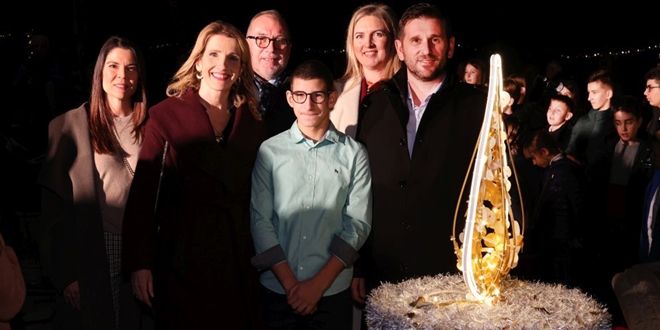 FOTO/VIDEO Četvrta adventska svijeća zapaljena u Đardinu, večeras koncert duhovne glazbe na Pjaci