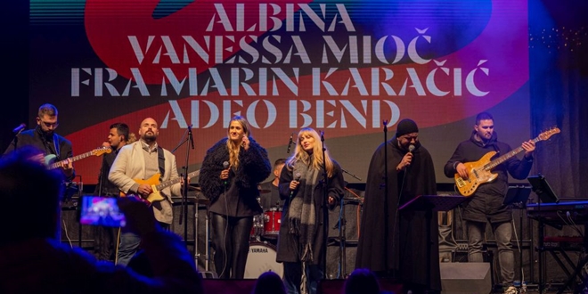 FOTOGALERIJA Advent na Pjaci otvoren koncertom duhovne glazbe