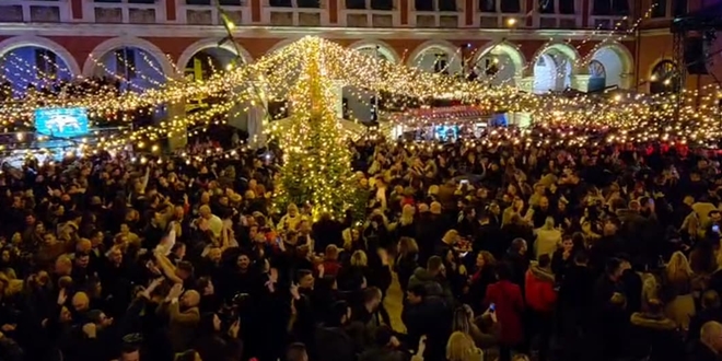 VIDEO Nakon Vucinog koncerta, na Prokurativama zasvirala pjesma koju Thompson rijetko izvodi