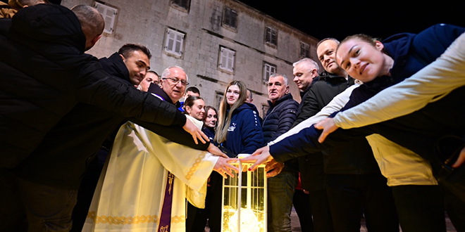 FOTOGALERIJA Od Palacine do Trga kralja Tomislava: Blagdanska čarolija u Sinju
