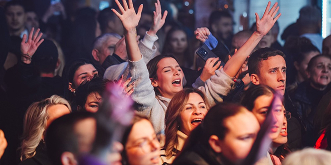 FOTOGALERIJA Dražen Zečić nastupio na Adventu u Zmijavcima i oduševio okupljene