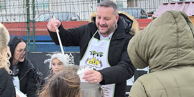 Badnjak u Podstrani: Nastavlja se tradicija zajedništva uz podjelu bakalara i glazbeni program