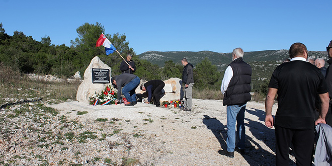 FOTO/VIDEO Odana počast herojima Južnog bojišta: Dragovoljci HRM-a na Pelješcu