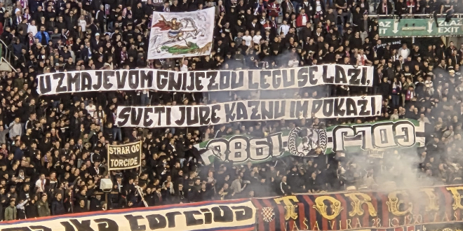 Torcida zapalila transparent navijača Olimpije iz Ljubljane