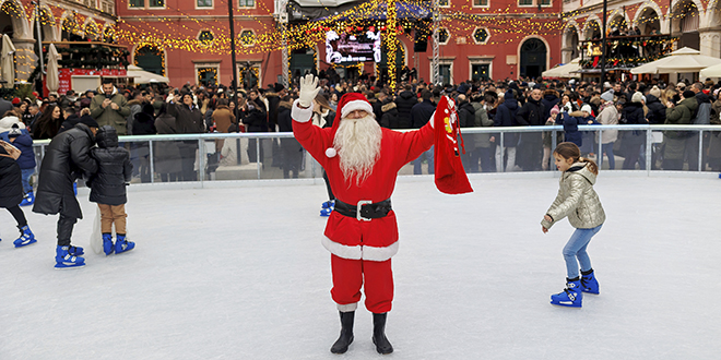 Djed Božićnjak dolazi na splitska klizališta na Prokurativama i Mertojaku 