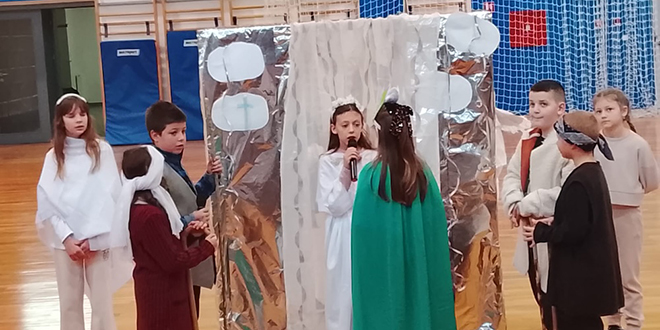 FOTOGALERIJA Božićna predstava u OŠ Dinka Šimunovića oduševila publiku u Hrvacama