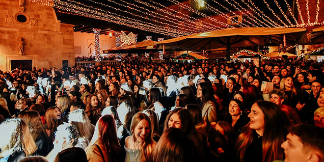 Trogir u ritmu glazbe ulazi u Novu: Dalmatino, Sandi Cenov i Jacques Houdek zagrijavaju blagdansku atmosferu