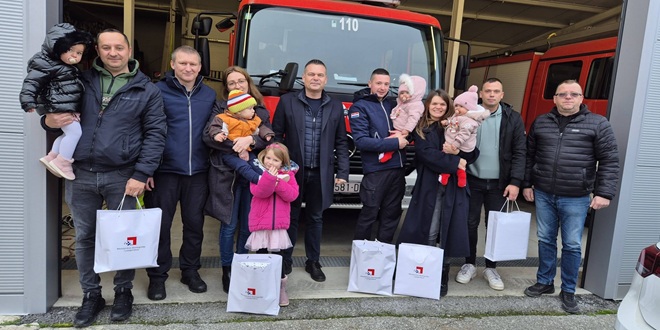  Ministarstvo demografije i useljeništva uz najslađe prinove našičkih vatrogasaca