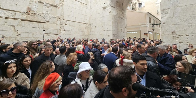 FOTO/VIDEO Split na Badnjak: Klape Ispod ure