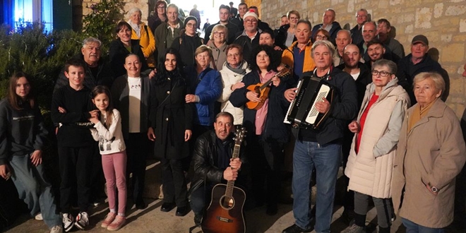 Kolenda u Kaštel Sućurcu: Gradska knjižnica Kaštela čuva običaj pjevanja starog sućuračkog napjeva u ophodu od kuće do kuće s čestitkama