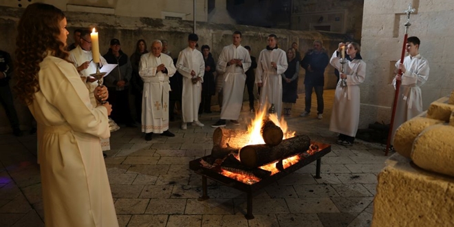 FOTOGALERIJA IZ VELOG VAROŠA Zapaljen i blagoslovljen badnjak, slijede dvije mise