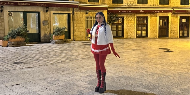 Performansom u praznom Splitu Vampirica Olja poslala snažnu poruku: 'Grad bez ljudi i obrtnika nije grad'