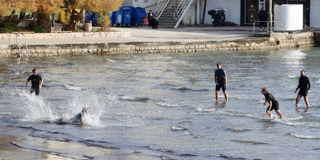 FOTO/VIDEO Bačvice i na Božić dočekale balunaše i piciginaše
