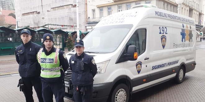 Mobilni preventivni centar policije na Trgu bana Josipa Jelačića