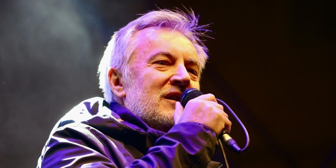 FOTO/VIDEO Škorin koncert na Pjaci: Publika uživa u hitovima i vicevima popularnog pjevača