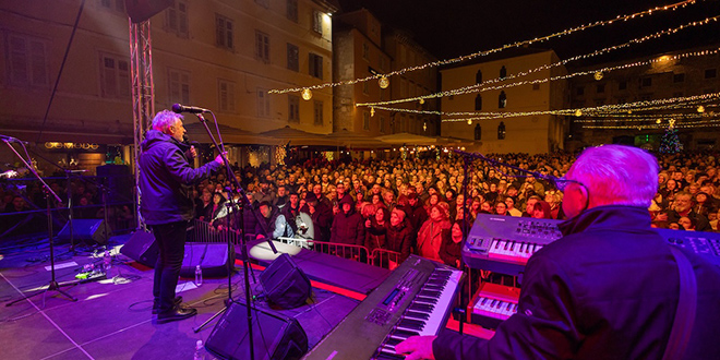 NOVA FOTOGALERIJA Škoro sinoć na Pjaci okupio sve generacije, a večeras nastupa Pavel