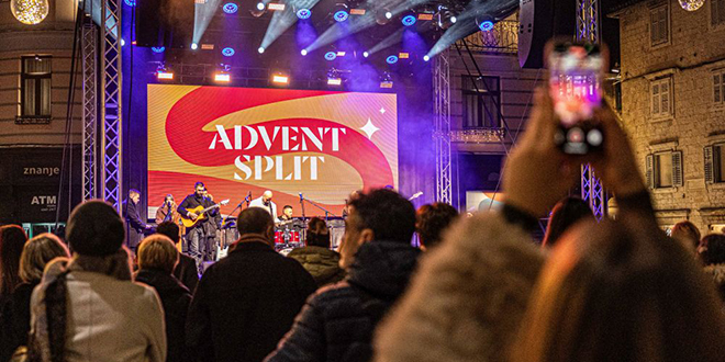 ADVENT NA PJACI Blagdanski vikend uz grupu Pavel i Vannu