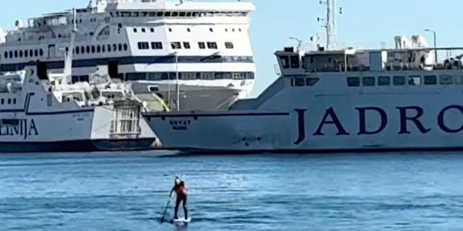 VIDEO: Nonšalantno na SUP-u ispred trajekta uplovio u splitsku luku