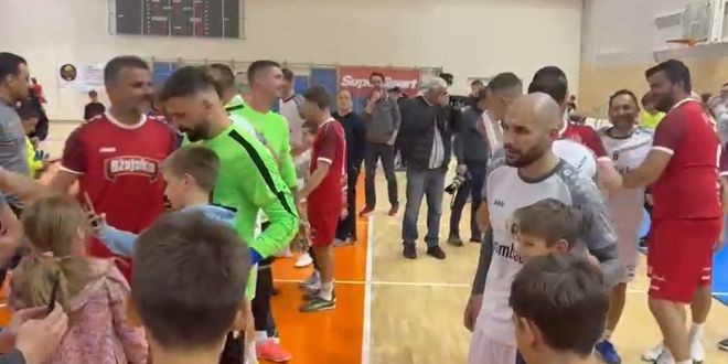 VIDEO: Bivši i sadašnji hajdukovci pravi su hit u Kaštelima, nakon finala turnira dugo su ostali na parketu