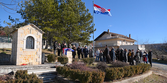 FOTO Otkrivena spomen ploča i prezentiran drvored u Udovičićima u čast 1100 godina krunidbe kralja Tomislava