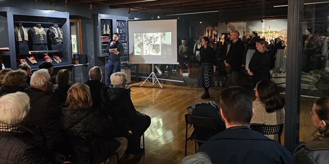 U Zavičajnom muzeju Konavala otvorena izložba 'Ratko Zvrko – između svjetla i sjene'