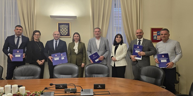 DUBROVNIK Državna tajnica Raguž uručila ugovore vrijedne četiri milijuna eura za sufinanciranje projekata u županiji