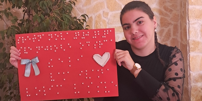 VIDEO Studentica Ivana iz Kaštela izradila jedinstvenu novogodišnju čestitku u Brailleovu pismu za gluhoslijepe osobe