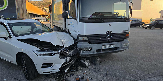 Prometna na TTTS-u: Terenac udario u kamion Čistoće 