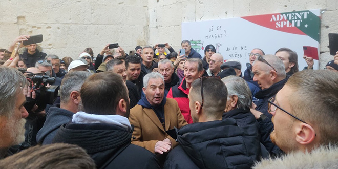 FOTO/VIDEO Jedna od najljepših splitskih tradicija koja u podne klapskom pjesmom zaustavi grad