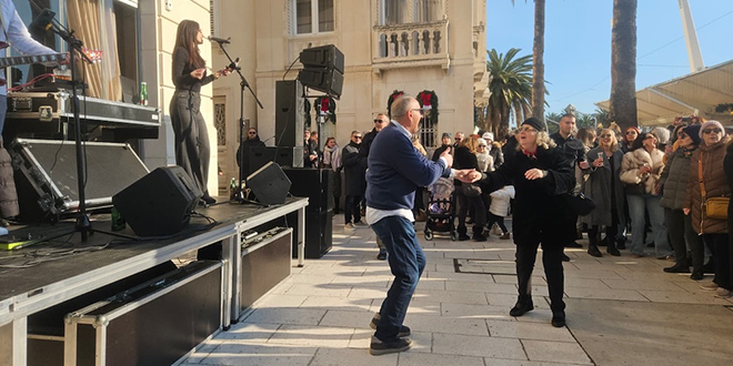FOTO/VIDEO Silvestrovo na Rivi: Ljudi šetaju, čaše se dižu, glazba se čuje sa svih strana