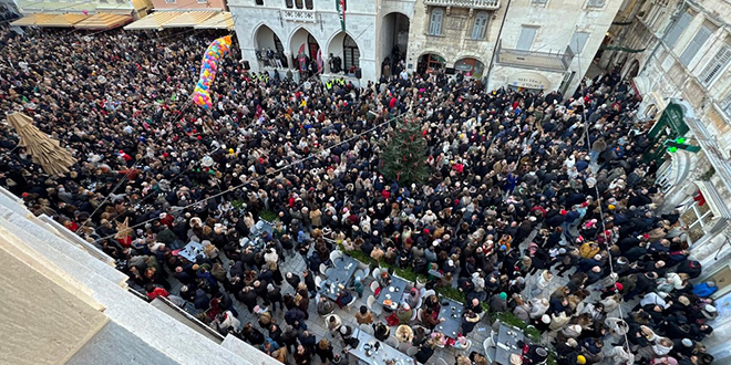 FOTO/VIDEO Splićani na Pjaci prvi su sa snijegom dočekali Novu godinu