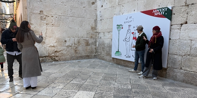 Toplina usred studenog dana: Čuvarica splitske tradicije uživala s mladosti koja se fotografira uz 'njen' plakat