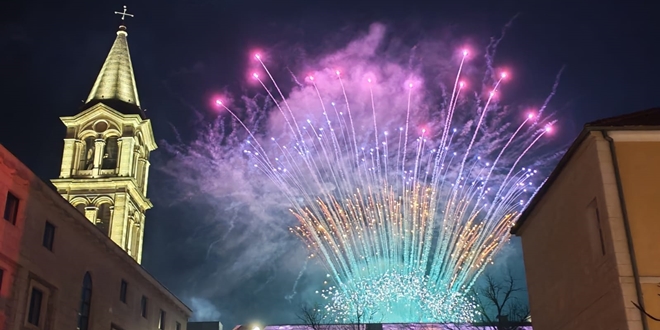 Sinj dočekao Novu 2026. godinu uz Hrvatske ruže i Ljutu kuću