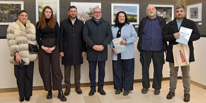 FOTOGALERIJA Otvorena novogodišnja izložba planinarske fotografije 'Gdje zemlja sporije diše' u Fotoklubu Split